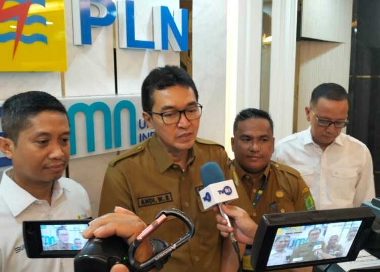 Resmi, Pj Bupati Apriyadi Alihkan 54 Ribu Pelanggan MEP ke PLN